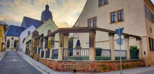 Bild vergrößern: Blick auf die Martin Luther Büste vor seinem Geburtshaus in Eisleben.